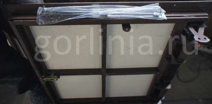 Транспортная упаковка амортизаторов в люке подвала стелс