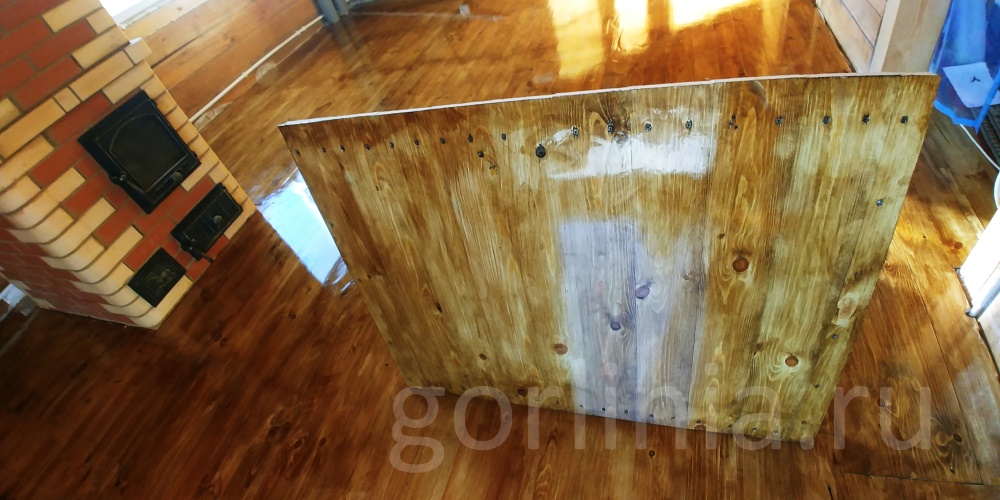 Деревянный люк в полу на амортизаторах и скрытых петлях